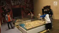 Pengunjung melihat diorama yang ada di Museum Fatahillah dan Museum Wayang, Kota Tua, Jakarta, Selasa (26/6). Pemprov DKI menggratiskan biaya masuk sejumlah museum pada hari ini. (Liputan6.com/Arya Manggala)