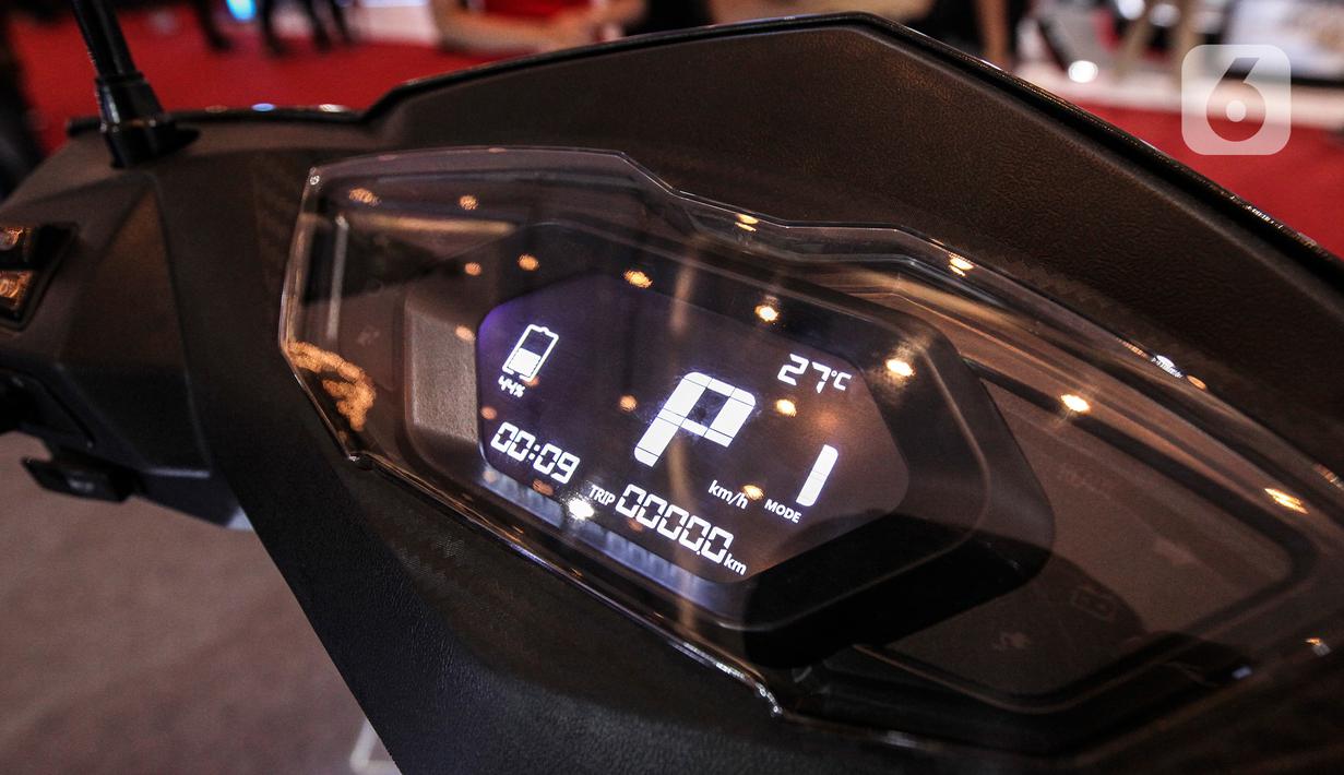 Tampilan speedometer salah satu sepeda motor listrik yang dipamerkan pada pembukaan Indonesia Motorcycle Show (IMOS) 2022 di Jakarta Convention Center (JCC), Jakarta, Rabu (2/11/2022). Pameran ini diikuti oleh 25 merek, di antaranya 14 merek sepeda motor listrik. (Liputan6.com/Johan Tallo)