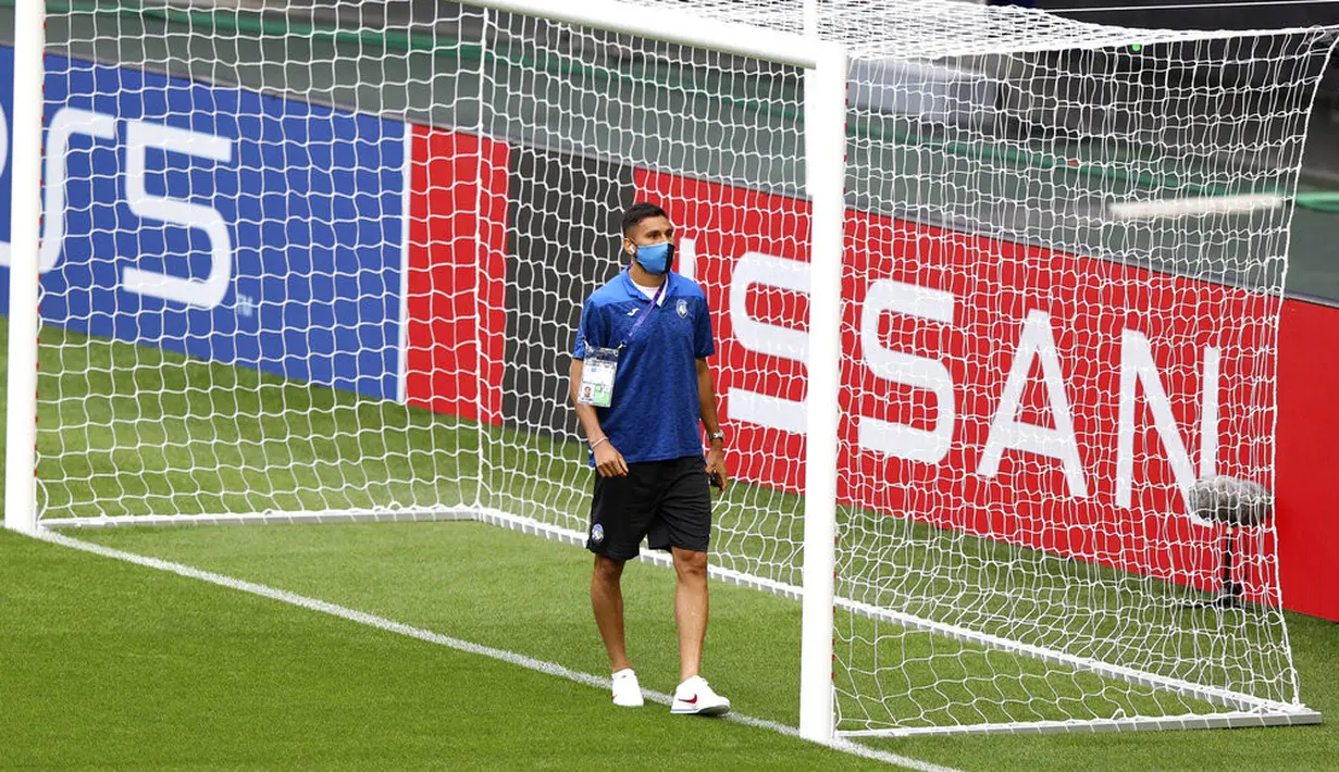Pemain Atalanta, Jose Luis Palomino berjalan mengecek gawang di stadion Da Luz di Lisbon, Selasa (11/8/2020).  Atalanta akan bertanding melawan PSG pada perempat final Liga Champions di stadion Da Luz, Lisbon, Portugal. (Rafael Marchante/Pool via AP)