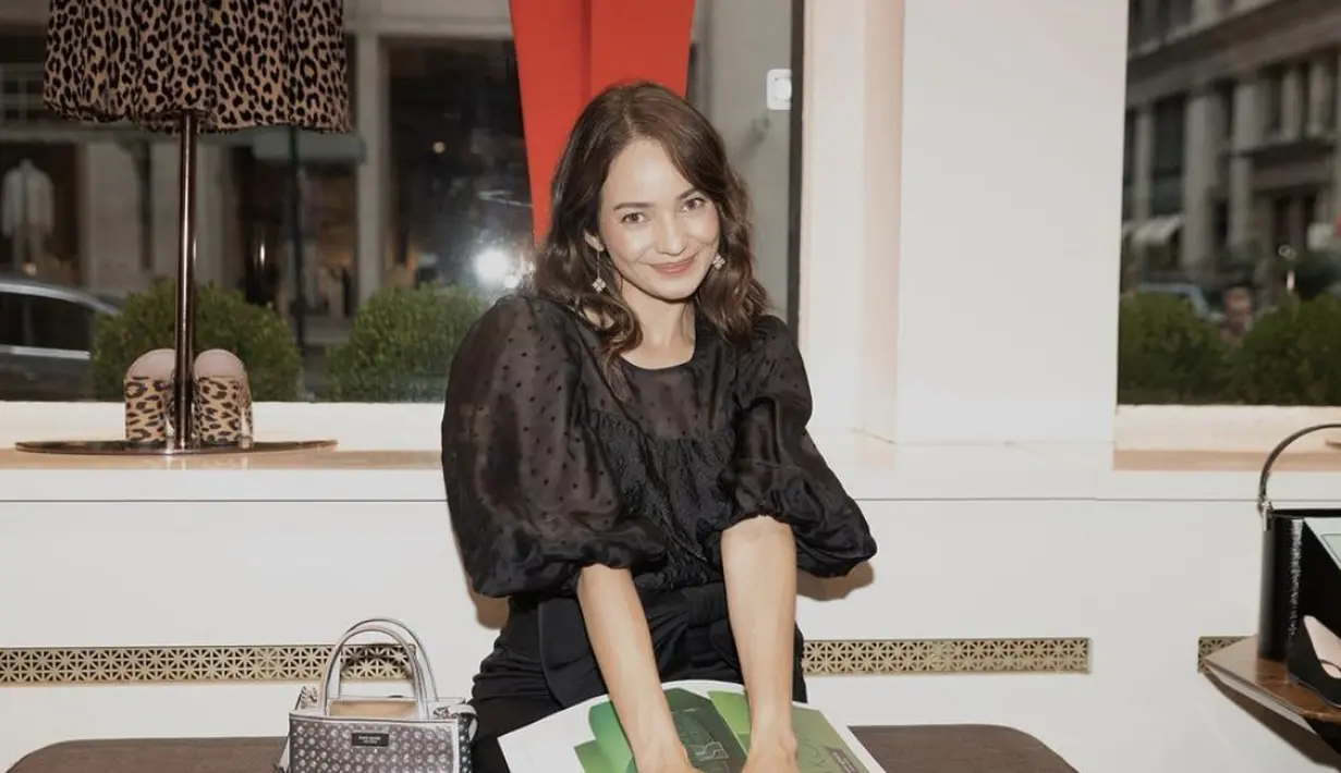 Dikenal dengan gaya manisnya, berikut OOTD Girl Next Dool ala Enzy Storia yang memikat hati. (Foto: Instagram/ Enzy Storia]