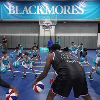Aktif dan sehat semangat latihan basket anak Indonesia makin meningkat berkat Harlem Globetrotters.
