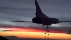 Sebuah gambar dari Kementerian Pertahanan Rusia yang memperlihatkan serangan bom dari Pesawat Tempur Tupolev TU-22 milik Rusia menyerang  lokasi yang diduga tempat persembunyian kelompok ISIS di Suriah, Kamis (19/11/2015).  (Reuters)