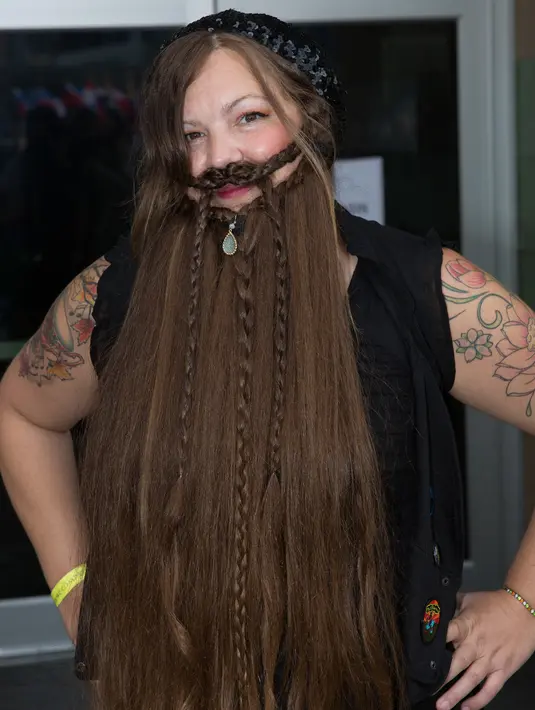 Seorang peserta menunjukkan jenggot dan kumisnya saat mengikuti Kejuaraan Dunia Beard and Moustache Championships 2017 di Long Center for the Performing Arts, Remington, Austin, Texas (3/9). (AFP Photo/Suzanne Cordeiro)