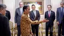 Presiden Joko Widodo mempersilakan duduk pemimpin perusahaan multinasional Amerika Serikat di Kantor Presiden, Jakarta, Selasa (5/5/2015). Pertemuan tersebut membahas berbagai potensi perekonomian Indonesia. (Liputan6.com/Faizal Fanani)