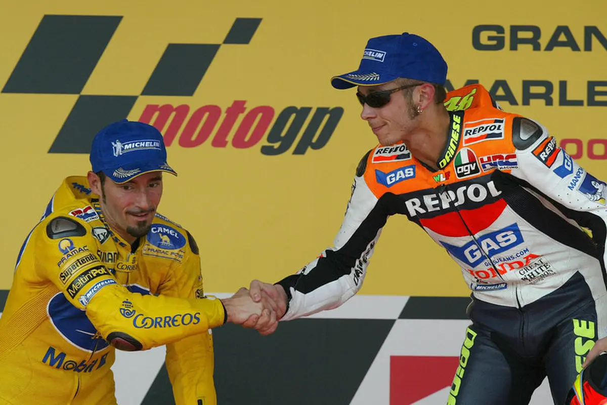 Max Biaggi dan Valentino Rossi (kanan)