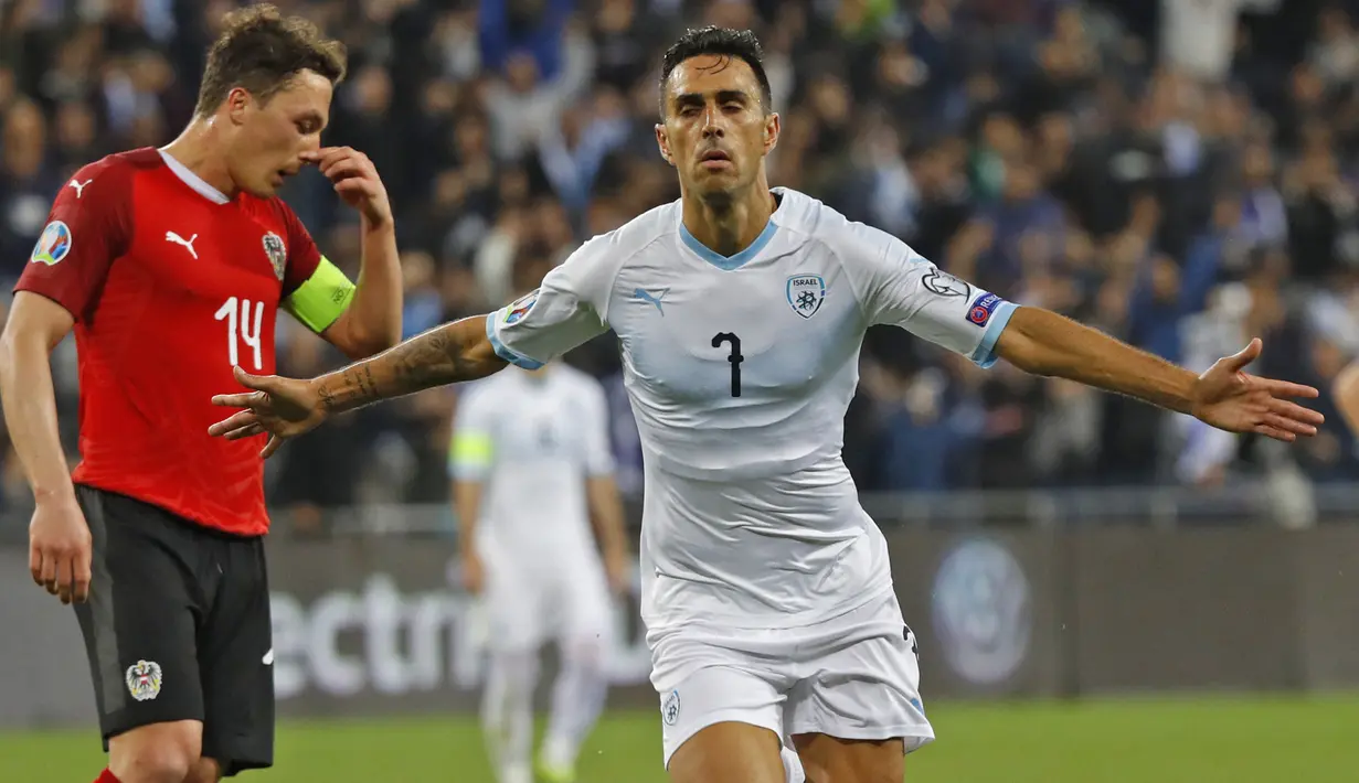 Eran Zahavi. Striker berusia 34 tahun yang kini memperkuat PSV ini mengoleksi 8 gol dan 1 assist dari 9 laga di Kualifikasi Piala Dunia 2022 Grup F. Israel dipastikan gagal ke putaran final usai menempati posisi ketiga di bawah Denmark dan Skotlandia. (AFP/Jack Guez)