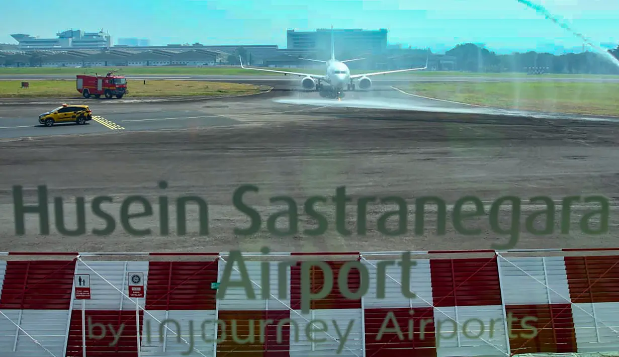 Pesawat Boeing 737-800 milik maskapai Garuda Indonesia saat mendapatkan penghormatan menggunakan water salute usai mendarat di Bandara Husein Sastranegara, Bandung, Jawa Barat, Jumat 14 Agustus 2026. (Istimewa)