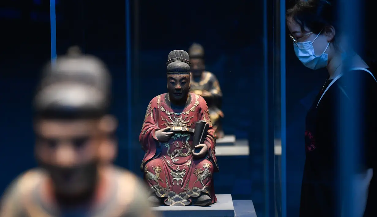 Relik patung kayu dipamerkan di sebuah museum yang dialihfungsikan dari bekas pembangkit listrik di Kota Ningbo, Provinsi Zhejiang, China, Jumat (12/6/2020). Museum ini memiliki area seluas 6.000 meter persegi. (Xinhua/Huang Zongzhi)