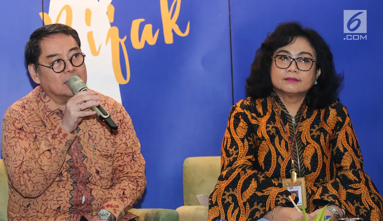 Presdir PT Visa Worldwide Indonesia Riko Abdurrahman (kiri) memberikan paparan pada peluncuran program Literasi Keuangan #IbuBerbagiBijak 2019 di Jakarta, Selasa (23/7/2019). Program yang menggandeng UMKM bertujuan membekali para pelaku usaha perempuan. (Liputan6.com/Fery Pradolo)