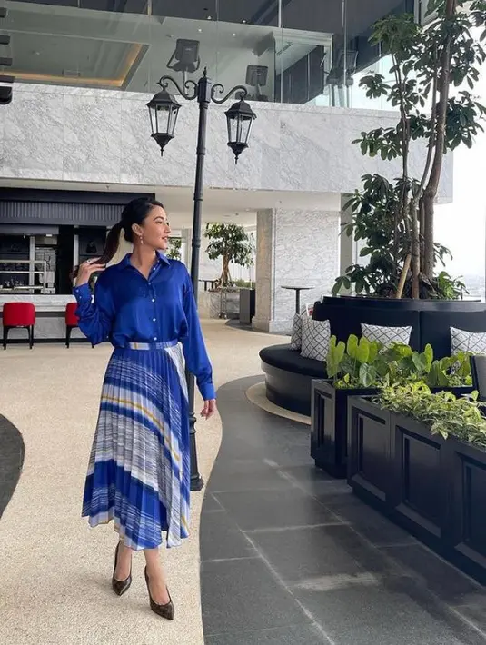 Ia melengkapi penampilannya dengan high heels warna hitam.  (Instagram/tsaniamarwa54).