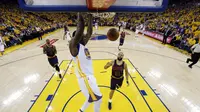 Forward Golden State Warriors, Draymond Green, melakukan slam dunk pada gim pertama final NBA 2017 melawan Cleveland Cavaliers. Warriors di ambang sejarah rekor sempurna pada playoff. (AP Photo/Marcio Jose Sanchez)