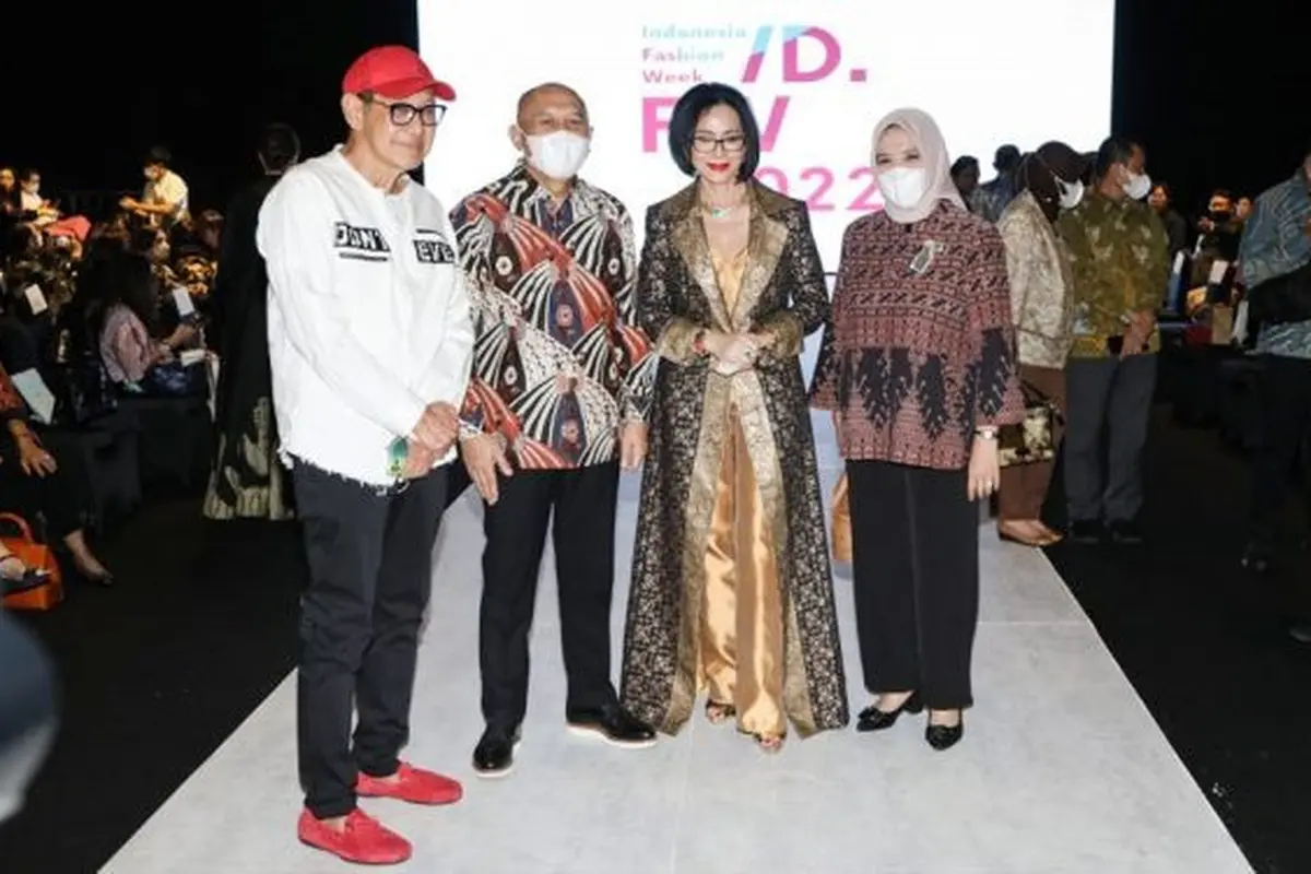 MenKopUKM Teten Masduki bersama Poppy Dharsono dalam penutupan Indonesia Fashion Week 2022
