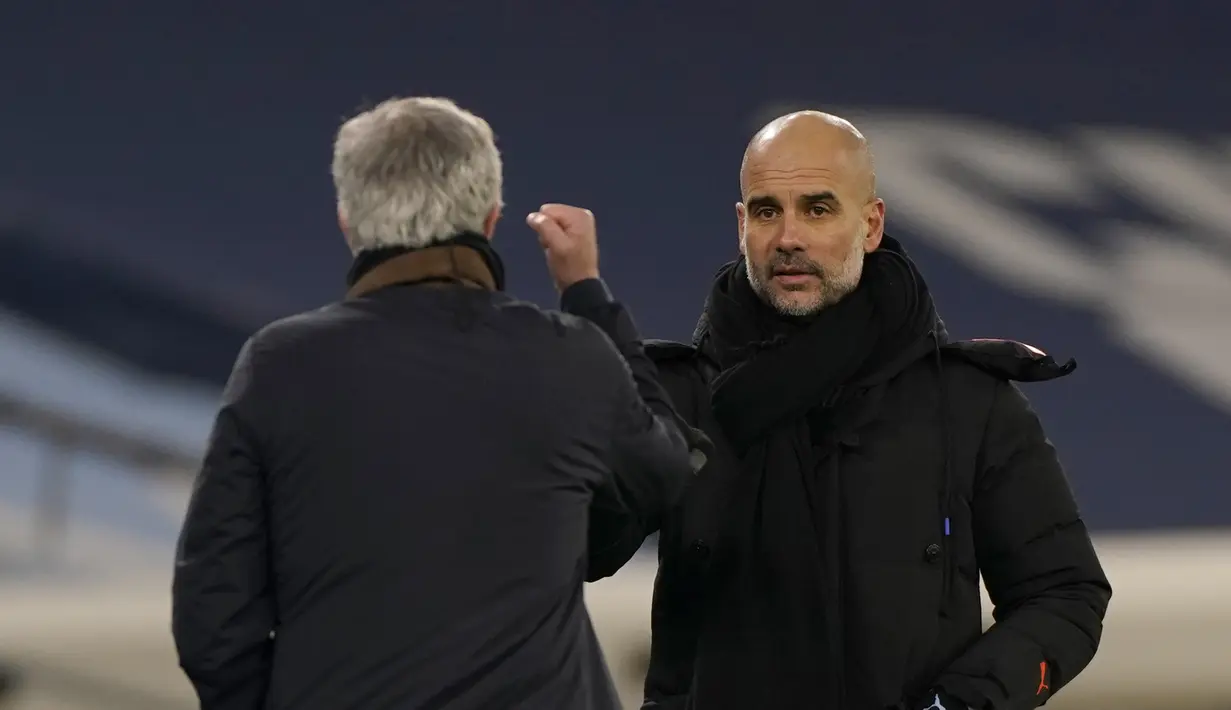 Pelatih Manchester City. Pep Guardiola dan Pelatih Tottenham Jose Mourinho saling menyapa usai pertandingan lanjutan Liga Inggris di Stadion Etihad, Manchester, Inggris, Minggu (14/2/2021).  City menang telak atas Tottenham 3-0. (Tim Keeton / Pool via AP)
