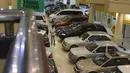 Pedagang mengelap mobil bekas yang dijual di Jakarta, Senin (24/2/2020). Realisasi penjualan mobil bekas pada Januari 2020 mencapai 2.100-an unit, menurun 8,69 persen dibandingkan penjualan pada Januari 2019 yang mencapai 2.300 unit. (Liputan6.com/Angga Yuniar)