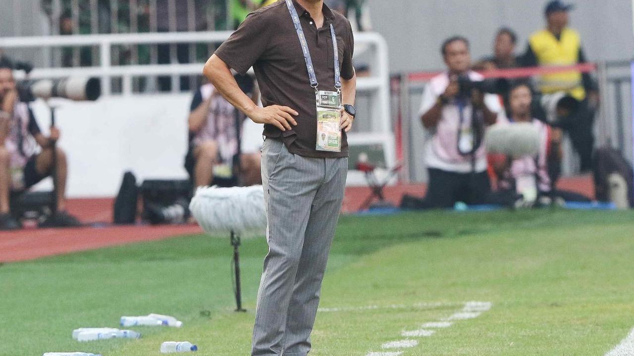 Bermain dengan 10 pemain, Shin Tae-yong membuat tiga pergantian pemain langsung. Ivar Jenner, Asnawi Mangkualam dan Pratama Arhan masuk menggantikan Thom Haye, Shayne Pattynama dan Sandy Walsh.&nbsp;Liputan6.com/Herman Zakharia