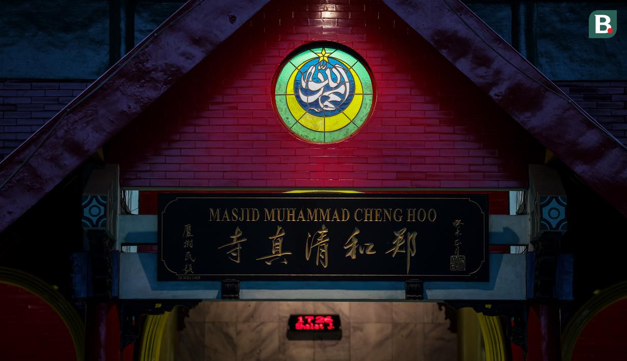 <p>Papan bertuliskan Masjid Muhammad Cheng Ho di Masjid Cheng Ho, Genteng, Surabaya pada Selasa (14/11/2023). (Bola.com/Bagaskara Lazuardi)</p>