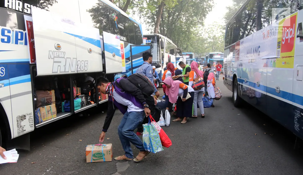 Peserta BNI Digimudik 2018 menata barang bawaaan ke dalam bagasi bus saat akan melakukan perjalanan dari TMII, Jakarta, Jumat (8/6). Tiga kota di Sumatera yang jadi tujuan BNI Digimudik yaitu Palembang, Padang, dan Lampung. (Liputan6.com/Arya Manggala)