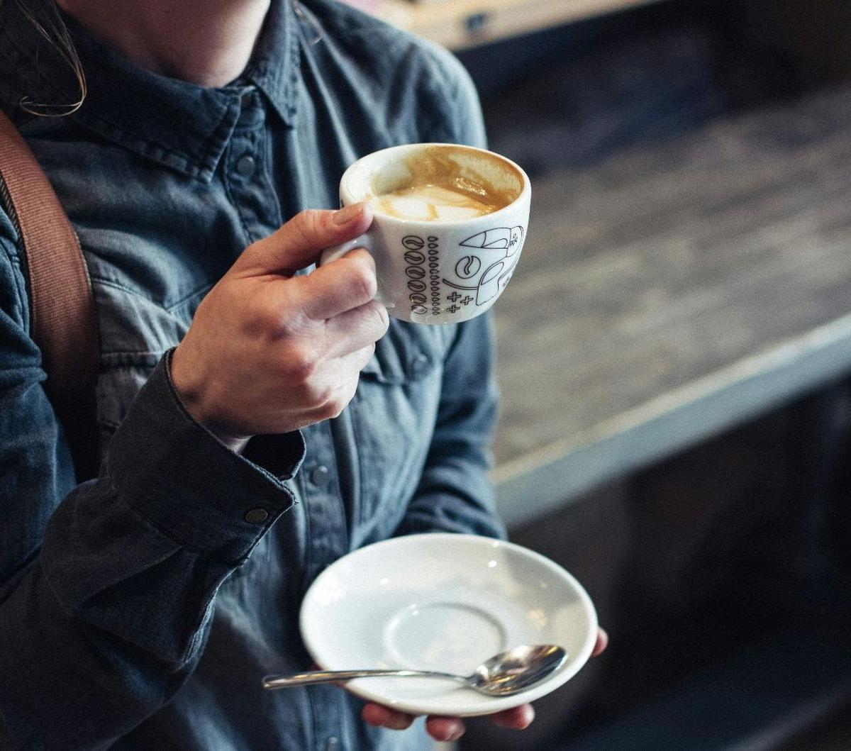 54. Terkadang kopi rokok minta dari teman jauh lebih nikmat daripada beli sendiri.<br><br>55. Aku tidak butuh terapi, aku butuh kopi.