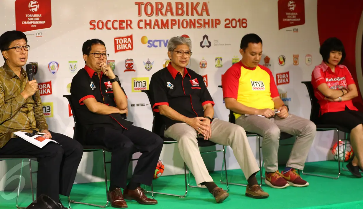 CEO EMTEK Group Sutanto Hartono (kiri) memberikan keterangan saat konferensi pers musim kedua Torabika Soccer Championship 2016, Jakarta, Rabu (31/8). (Liputan6.com/Fery Pradolo)