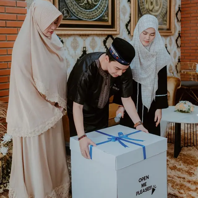 6 Potret Ulang Tahun Alvin Faiz ke-23 Tahun, Dapat Kado Umrah dari Istri
