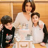 Rayakan ultah ke-39 tahun, pesona Carissa Puteri curi perhatian dengan tampilannya yang awet muda. [Foto: Instagram/ Carissaputeri]