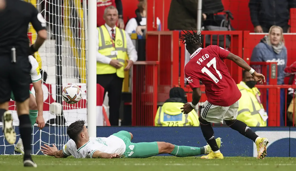 Di akhir babak kedua Manchester United mempunyai dua peluang unuk memenangkan pertandingan. Pada menit ke-89 umpan tarik Marcus Rashford yang lolos dari jebakan offside dan sempat melewati kiper Newcastle United, Nick Pope gagal dimaksimalkan Fred yang dikawal ketat pemain belakang tuan rumah. (AP/Dave Thompson)