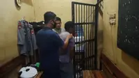 HR (43) pelaku pencabulan anak kandungnya saat dijebloskan ke ruang tahanan Polres Polman (Liputan6.com/Abdul Rajab Umar)