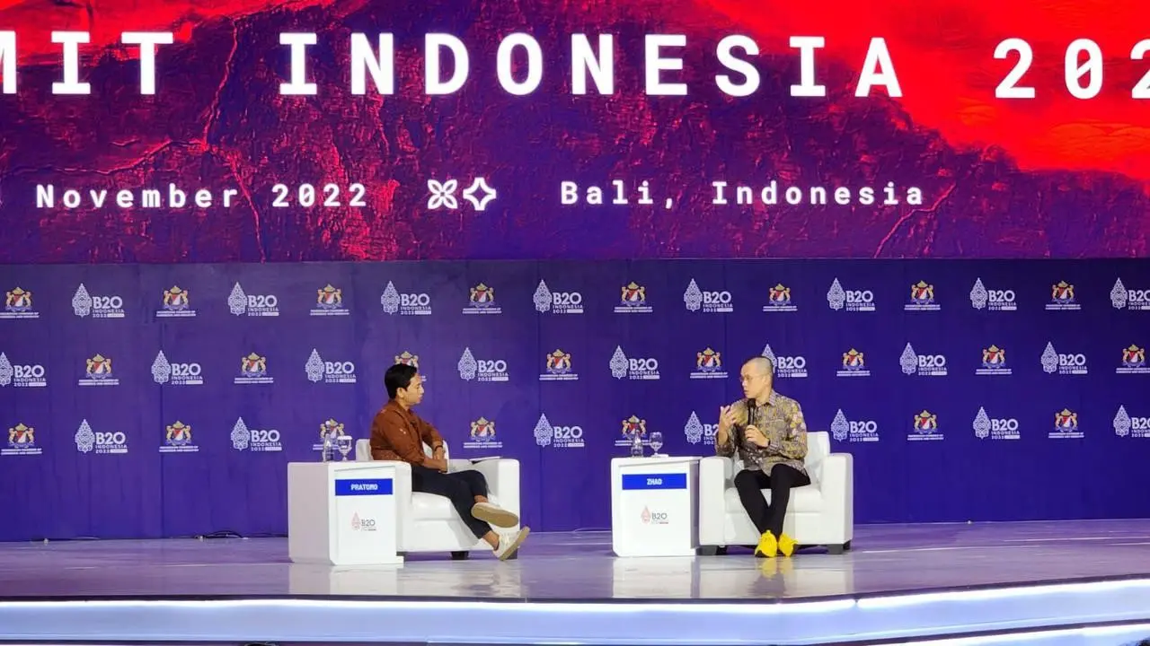 CEO Binance, Changpeng Zhao (CZ), berbicara dengan komunitas kripto di gelaran B20 Summit, Bali. Dipandu oleh Wakil Ketua Asosiasi Fintech Indonesia, Aldi Haryopratomo. Dok: Binance
