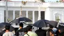 Peserta aksi Kamisan saat aksi di kawasan Silang Monas depan Istana Negara, Jakarta, Kamis (14/2). Seiring aksi Kamisan, JSKK meminta komitmen pemerintah untuk menyelesaikan kasus pelanggaran HAM masa lalu. (Liputan6.com/Helmi Fithriansyah)
