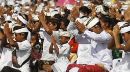 Sejumlah umat Hindu melakukan upacara Melasti jelang perayaan Nyepi di Gianyar, Bali, Minggu (6/3/2016). Upacara Melasti dilaksanakan di pinggir pantai dengan tujuan mensucikan diri dari segala perbuatan buruk pada masa lalu. (Reuters/ Roni Bintang)