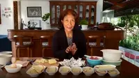 Susi Pudjiastuti berbagi cara membuat roti isi telur dan salami. (dok. Instagram @susipudjiastuti115/https://www.instagram.com/p/CCAIgb_nTi1/Putu Rlmira)
