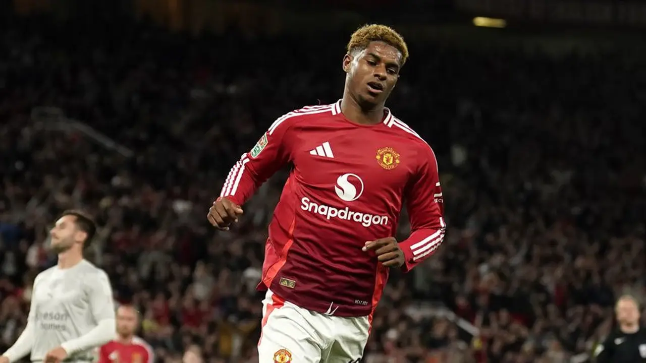 Ekspresi Marcus Rashford usai membobol gawang Barnsley, Rabu (18/9/2024) dini hari. (c) AP Photo/Dave Thompson