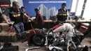 Petugas Bea Cukai menyiapkan barang bukti pada konferensi pers terkait penyelundupan motor Harlery Davidson dan sepeda Brompton menggunakan pesawat baru milik Garuda Indonesia di Kementerian Keuangan, Jakarta, Kamis (5/12/2019). (merdeka.com/Iqbal S Nugroho)