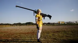 Peserta cosplay berpose meniru gaya seperti Serasu Vikutoria tokoh karakter Hellsing saat pameran "Anime Friends". di Sao Paulo, Brasil, (19/7/ 2015). Peserta ini terlihat menjiwai saat bergaya seperti Serasu Vikutoria.  (REUTERS/Nacho Doce)