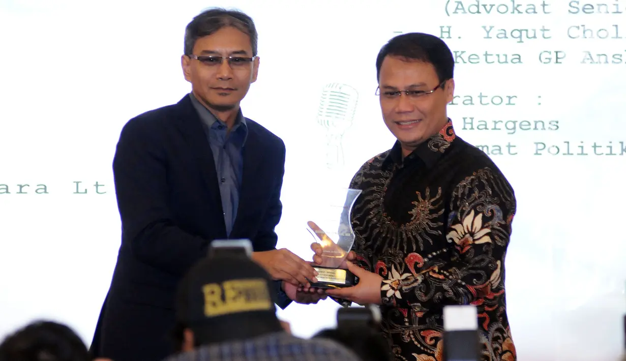 Ahmad Basarah (kanan) mewakili Ketua Umum PDIP Megawati Soekarnoputri menerima penghargaan Bhinneka Tunggal Ika Award 2017 di Jakarta, Senin (22/5). 12 tokoh nasional menerima penghargaan dari Lembaga Pemilih Indonesia. (Liputan6.com/Helmi Fithriansyah)