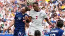 Pemain Inggris Ezri Konsa mencetak gol kedua timnya dari tendangan sudut selama pertandingan sepak bola perebutan tempat ketiga Piala Dunia antara Prancis dan Inggris di Miami Gardens, Florida, Sabtu, 18 Juli 2026. (AP Photo/Rebecca Blackwell)
