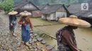 Ada pemandangan menarik pada bagian depan beberapa rumah adat Baduy Luar di Kampung Ciboleger Lebak Banten, nampak sebuah bambu besar dengan panjang sekitar 2 meter dilengkapi kran air ditancapkan di depan rumah. (merdeka.com/Arie Basuki)