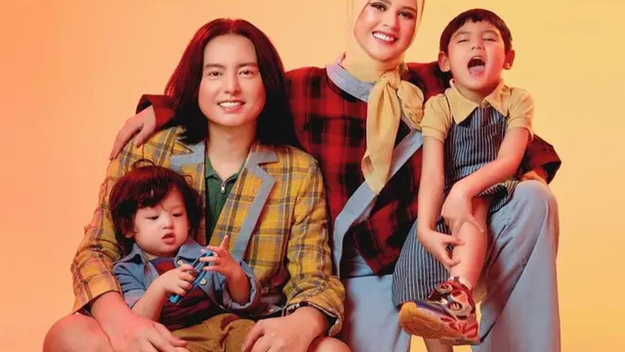 Shaquille dan Jourell tampil serasi dengan busana berwarna biru-kuning dari Sabine and Heem.<br>