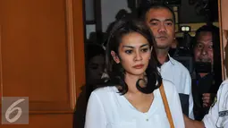 Masayu Anastasia memasuki ruang sidang di Pengadilan Agama Jakarta Selatan, Selasa (22/9/2015). Masayu menggugat cerai Lembu pada 31 Agustus lalu. Hingga kini, Masayu dan Lembu masih bungkam soal alasan mengapa ia minta cerai. (Liputan6.com/Faisal R Syam)