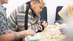 Baru-baru ini, pria keturunan Jawa, Tionghoa dan Belanda itu membagikan kegiatannya saat terjun mendesain gaun. Ia turun tangan langsung saat rekan kerjanya mulai kewalahan. (Liputan6.com/IG/@ivan_gunawan).