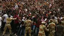 Aksi saling dorong antara demonstran anti-pemerintah saat festival rakyat Oromo di kota Bishoftu, Ethiopia, Ahad (02/10). Pemerintah Ethiopia menyatakan 52 orang tewas dan ratusan orang terluka. (REUTERS/Tiksa Negeri) 