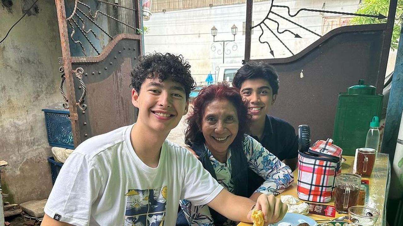 Momen santai antara ibu dengan dua pria remaja tersebut nampak dibagikan melalui akun Instagram @susipudjiastuti115 beberapa waktu yang lalu.