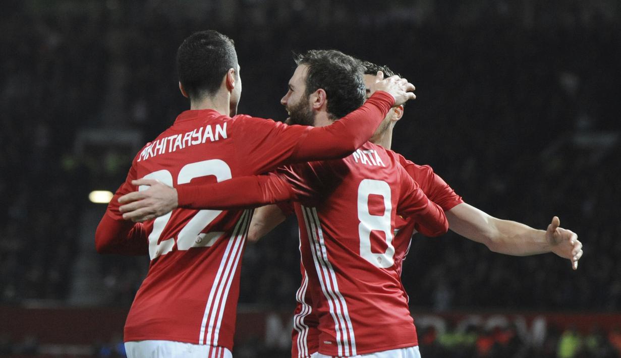 Pemain Manchester United, Juan Mata (kanan) merayakan golnya ke gawang Hull City bersama rekan-rekannya pada laga semifinal leg pertama PIala Liga Inggris di Old Trafford stadium, Manchester, (10/1/2017). MU menang 2-0. (AP/Rui Vieira)