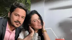 16 tahun menikah tidak membuat rasa cinta keduanya padam. Bahkan keduanya semakin mesra saja. Gaya kebersamaan keduanya bak remaja pacaran yang sedang kasmaran. Dinner bersama menjadi salah satu kegiatan romantis yang dijalani keduanya. (Liputan6.com/IG/f.muchtar360)
