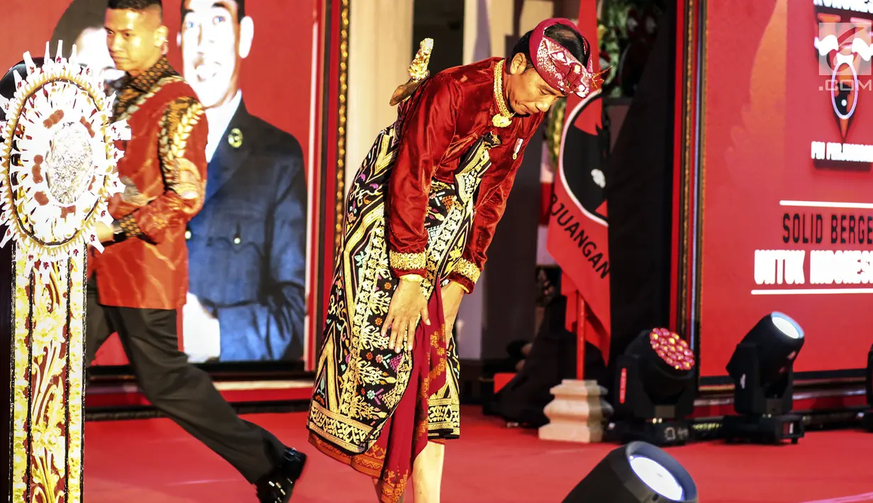 Presiden Joko Widodo mengenakan baju adat Bali  usai memberikan sambutan saat menghadiri Kongres V PDIP di Grand Inna Beach, Sanur, Bali, Kamis (8/8/2019). Kongres PDIP ini juga dihadiri Wakil Presiden Terpilih Ma'ruf Amin dan Wakil Presiden Jusuf Kalla. (Liputan6.com/Johan Tallo)