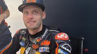 Pembalap Red Bull KTM, Brad Binder, siap beraksi di MotoGP Indonesia 2023 yang digelar di Sirkuit Mandalika, Lombok, Minggu (15/10/2023). (Bola.com/Benediktus Gerendo Pradigdo)