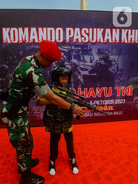 Peringatan HUT ke-78 TNI juga dimeriahkan dengan pagelaran wayang kulit terbanyak di 78 titik secara serentak. (merdeka.com/Arie Basuki)
