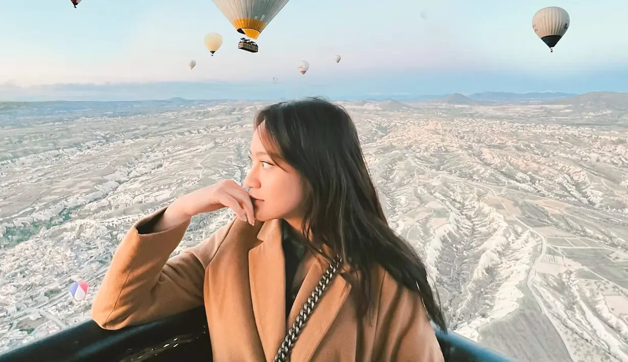 Salshabilla Adriani sempat menjalani liburan ke Turki pada bulan Mei 2022 kemarin. Dalam liburannya tersebut, ia pergi liburan bersama kedua sahabatnya yaitu Prilly Latuconsina dan Jeje Soekarno. Mengunjungi berbagai tempat ikonik, Salsha pun seru menikmati momen saat menaiki balon udara di Cappadocia.  (Liputan6.com/IG/@salshabillaadr)