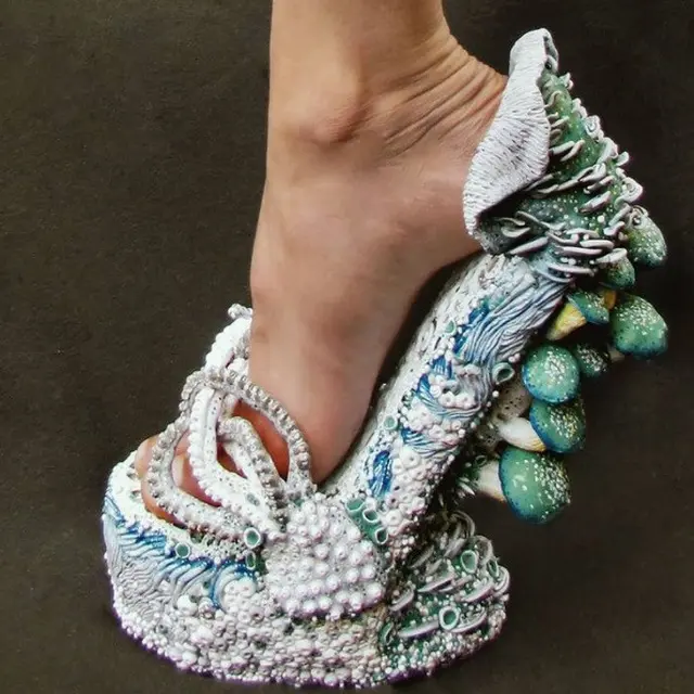 sepatu nyeleneh