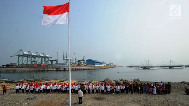 Hikmatnya Upacara Bendera HUT ke-74 RI di Pantai Cilincing